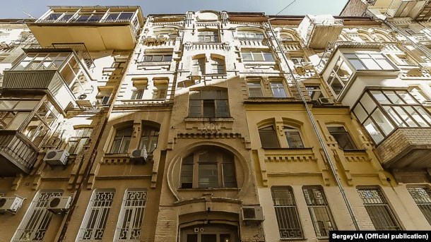 Екс-генпрокурор України Віктор Шокін має квартиру у цьому будинку на вулиці Ярославів Вал в самому центрі Києва