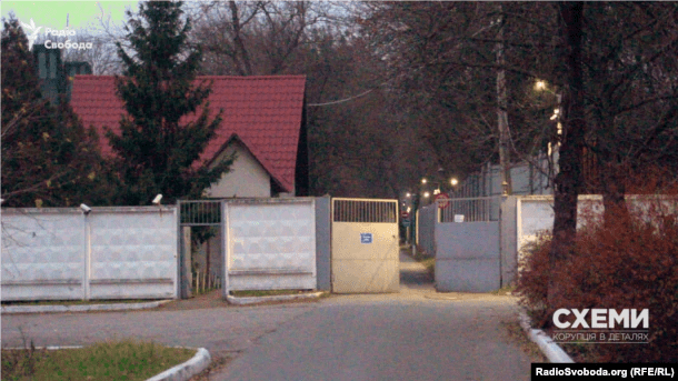 Ворота КСО «Фортеця» на вулиці Вишгородській у Києві