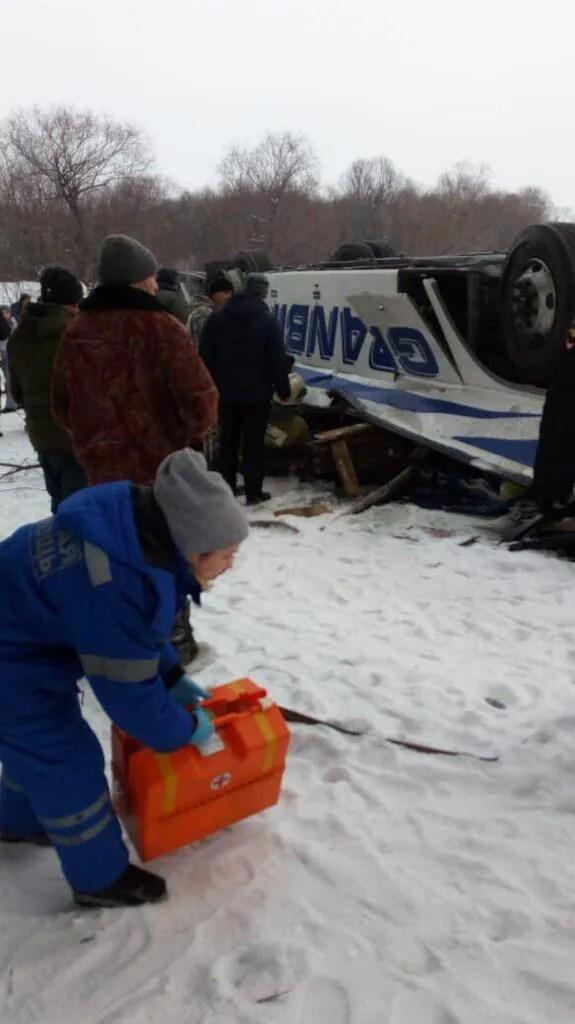 У Росії пасажирський автобус впав на кригу. Багато жертв