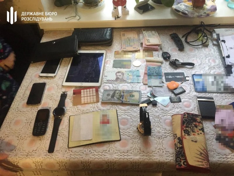 Детективи ДБР затримали поліцейських-перевертнів з Одеси