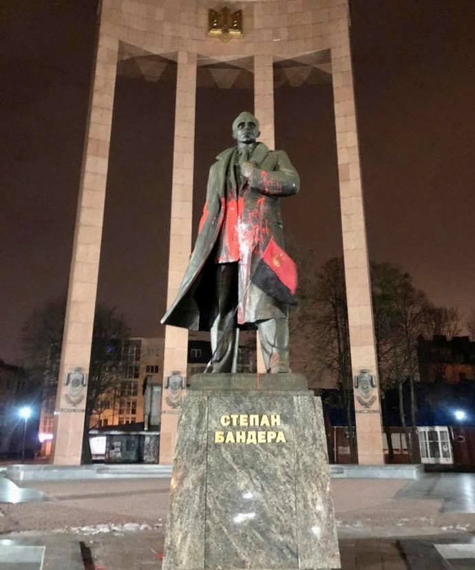 Пам`ятник Степану Бандері у Львові облили червоною фарбою