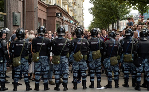 Поки в Москві били і затримували активістів, Путін опускався на дно