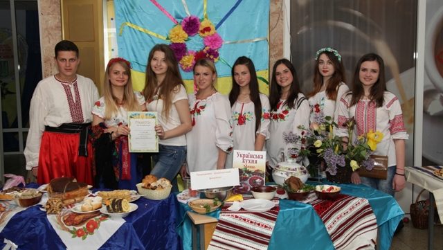 День вишиванки в Переяслав-Хмельницькому університеті відзначили весело і яскраво