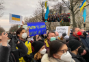 У світі люди виходять на мітинги підтримуючи Україну й засуджуючи дії Путіна